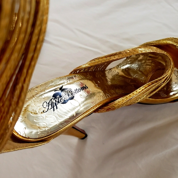 Apple Bottoms size 9 3 rings of multiple gold strapping - Picture 4 of 6